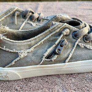 Casual Frayed Canvas Sneakers in Light Gray with Side Zipper